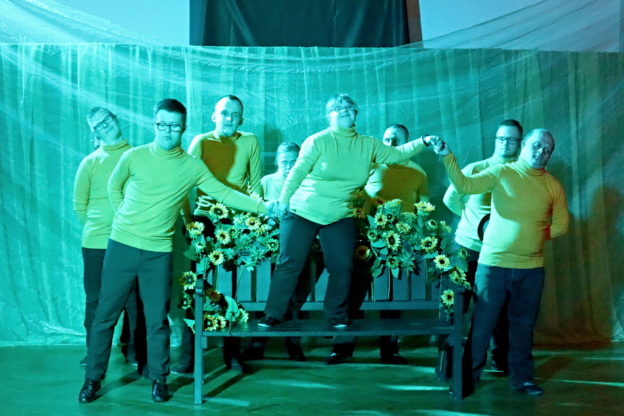 grupa uczestników podczas występu