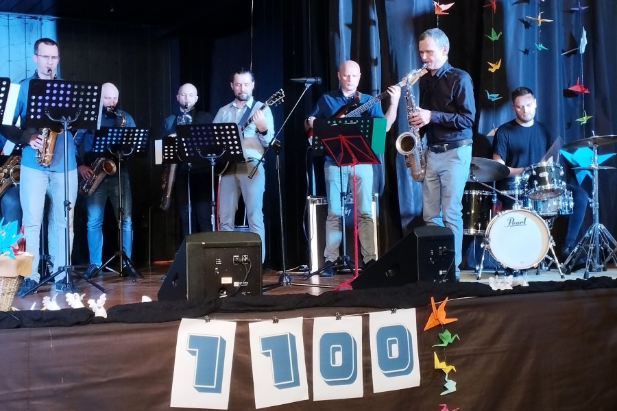 zespół gra na instrumentach na scenie