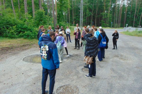 grupa młodzieży na parkingu leśnym przed wyjściem na wędrówkę