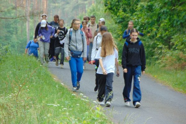 las, droga, grupa młodzieży