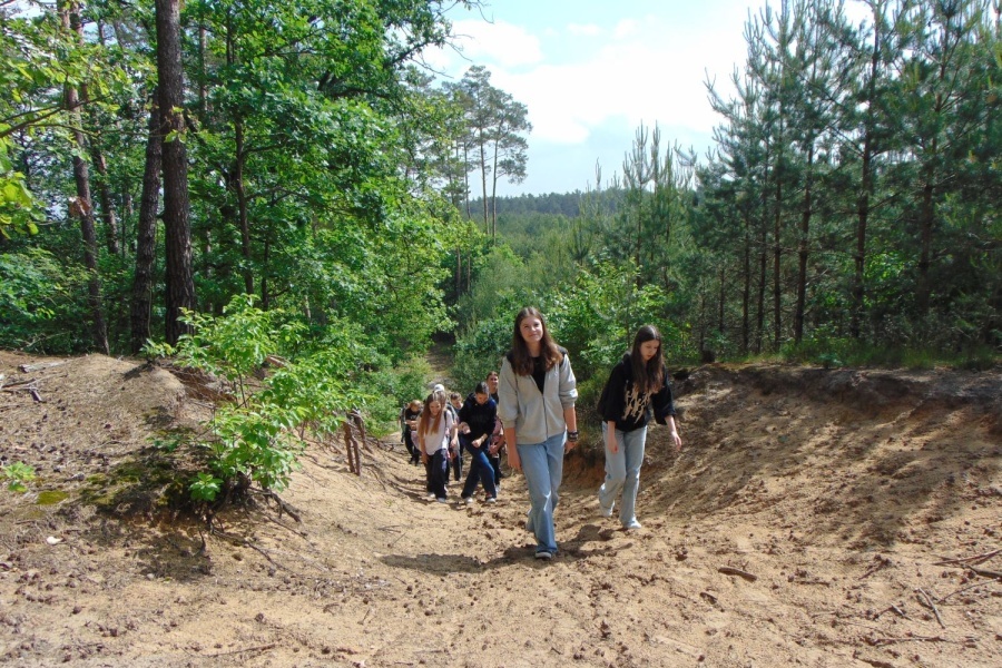 piaszczysta droga na Komorze Góry, grupa młodzieży