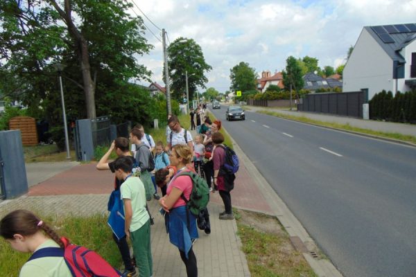 ulica w Tanowie, grupa turystów