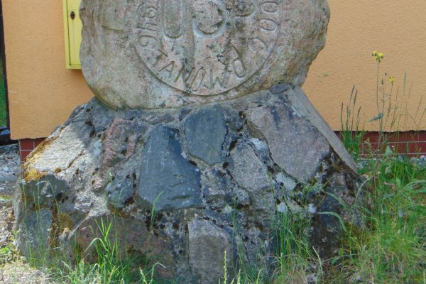 obelisk przed siedzibą OSP w Tanowie