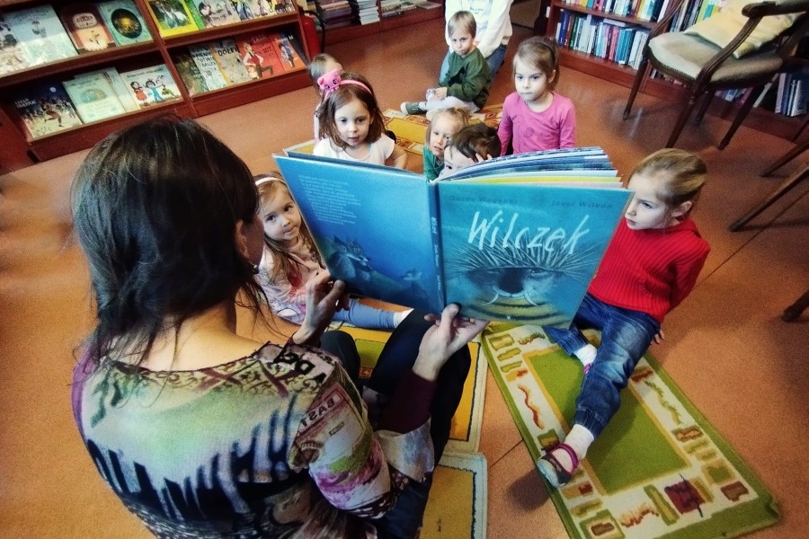 nauczycielka czyta dzieciom książkę