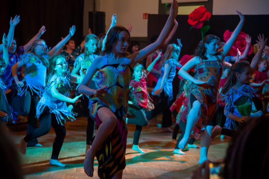 grupa tańczących dziewcząt z rekwizytami