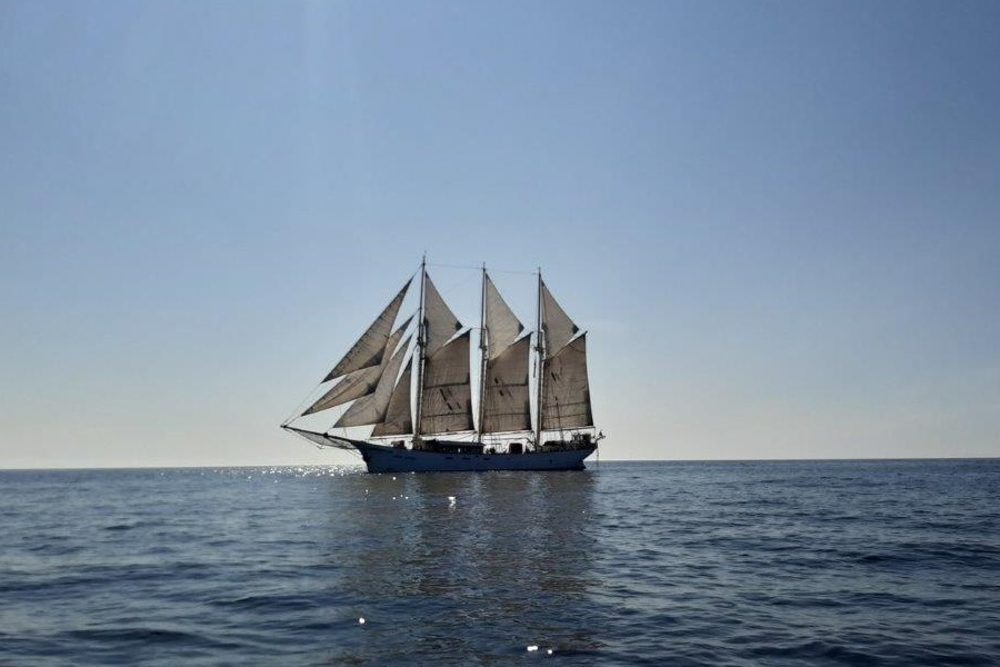 żaglowiec na morzu