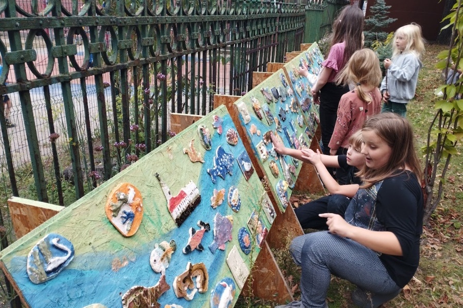 dzieci oglądają mozaikę