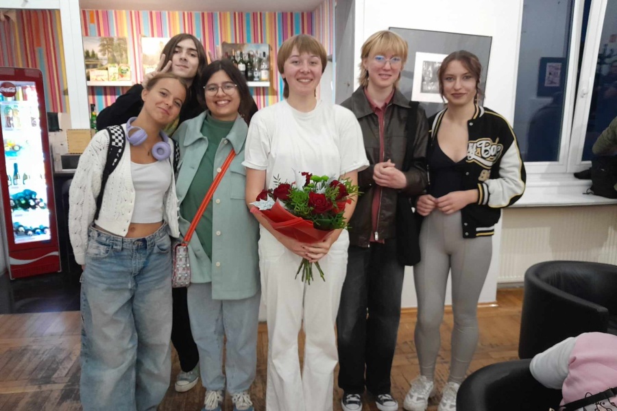 grupa dziewcząt pozuje do zdjęcia