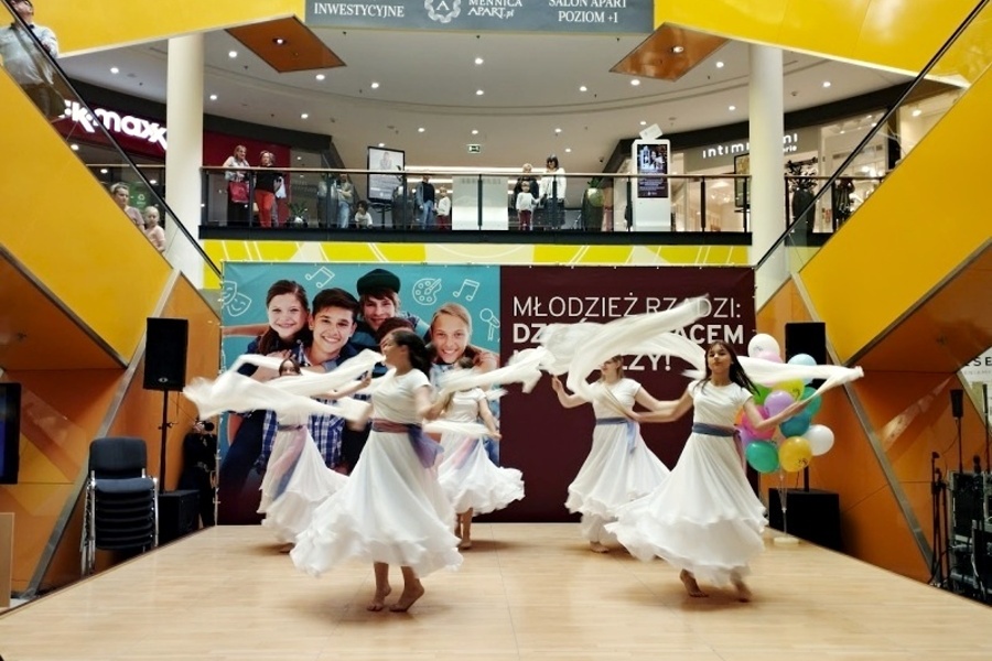 dziewczęta w białych storjach tanczą na scenie