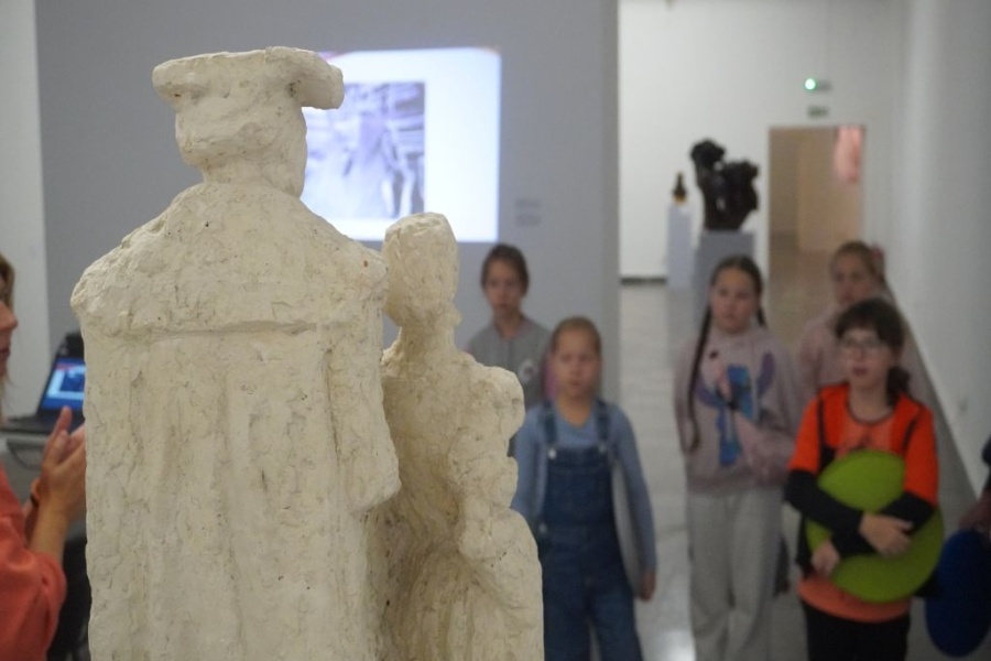 grupa dzieci podziwia rzeźby