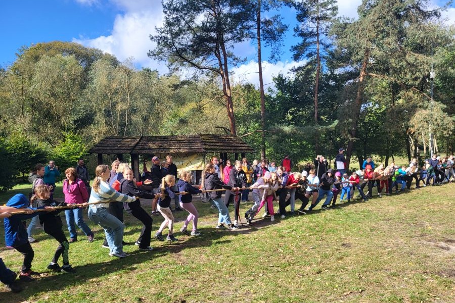 grupa młodzieży podczas przeciągania liny