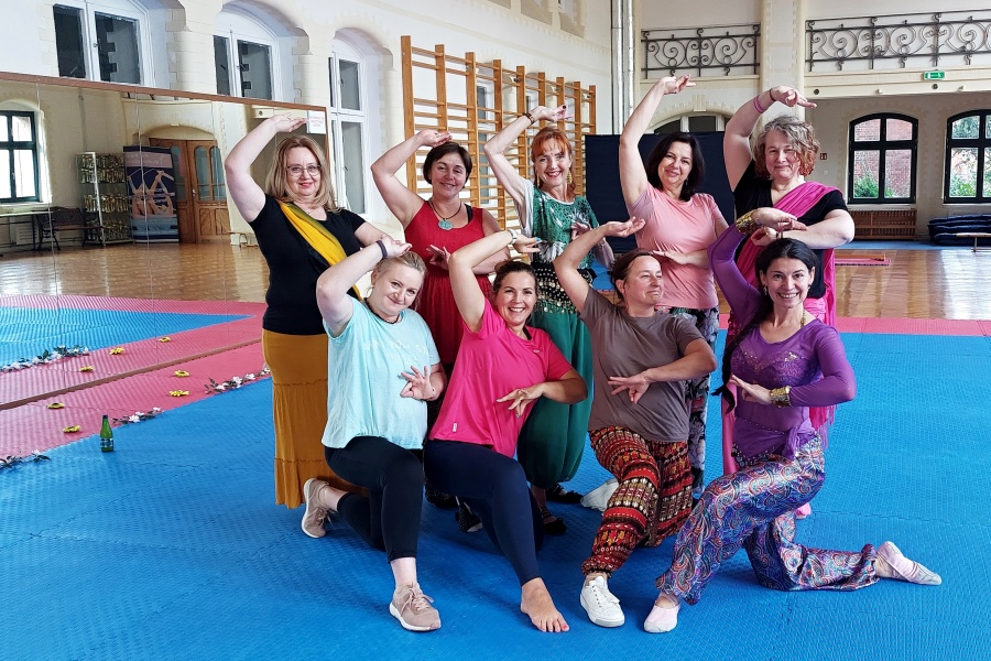 grupa młodych kobiet pozuje do zdjecia