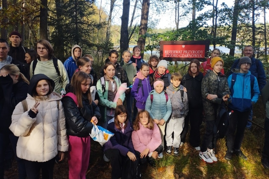 grupa uczestników pozuje do zdjęcia