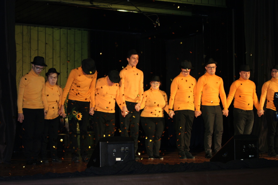 grupa uczestników na scenie