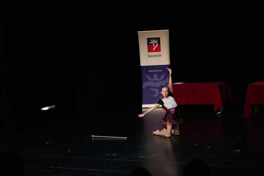 dziewczynka na scenie podczas tańca