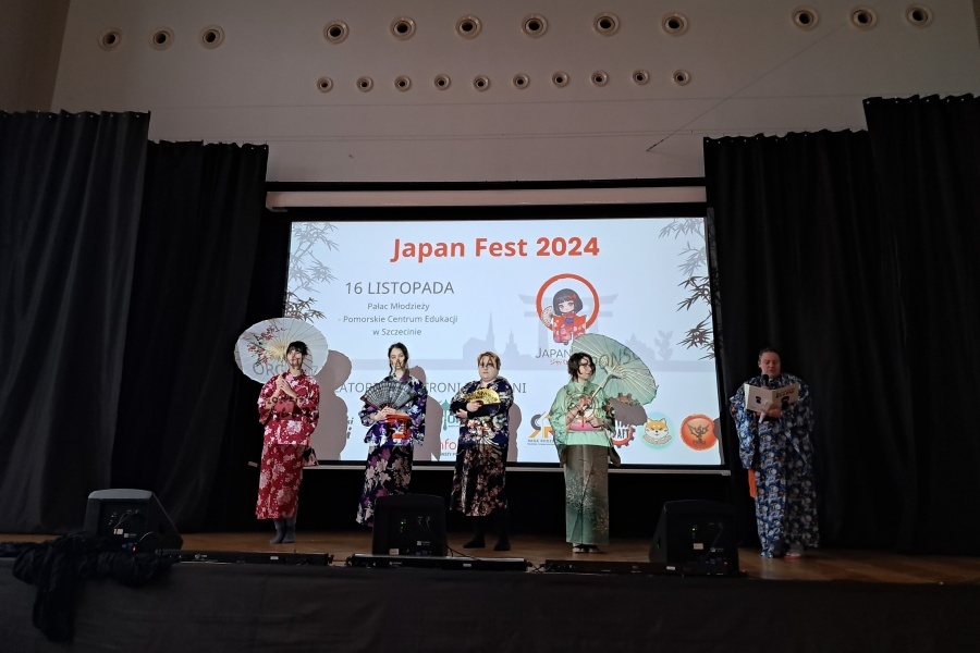 Cztery osoby na scenie za nimi ekran z napisem Japan Fest