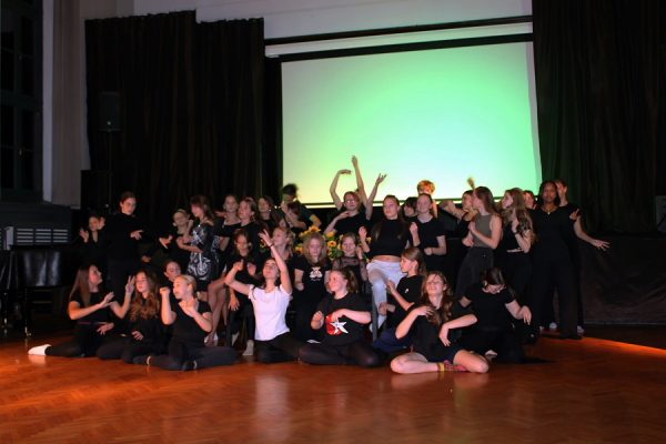 zdjecie grupy tancerzy