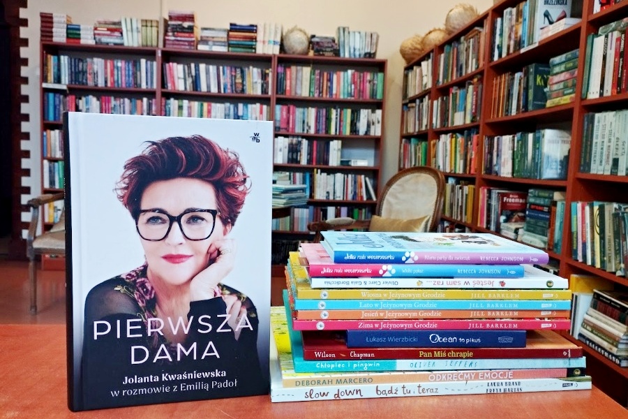 stos książek zakupionych do biblioteki