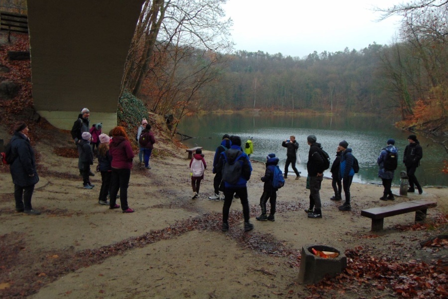 grupa turystów nad jeziorem