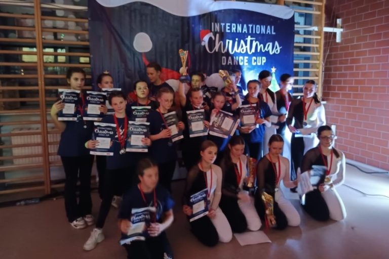 dziewczeta z efekt i efekt junior pozuja do zdjęcia