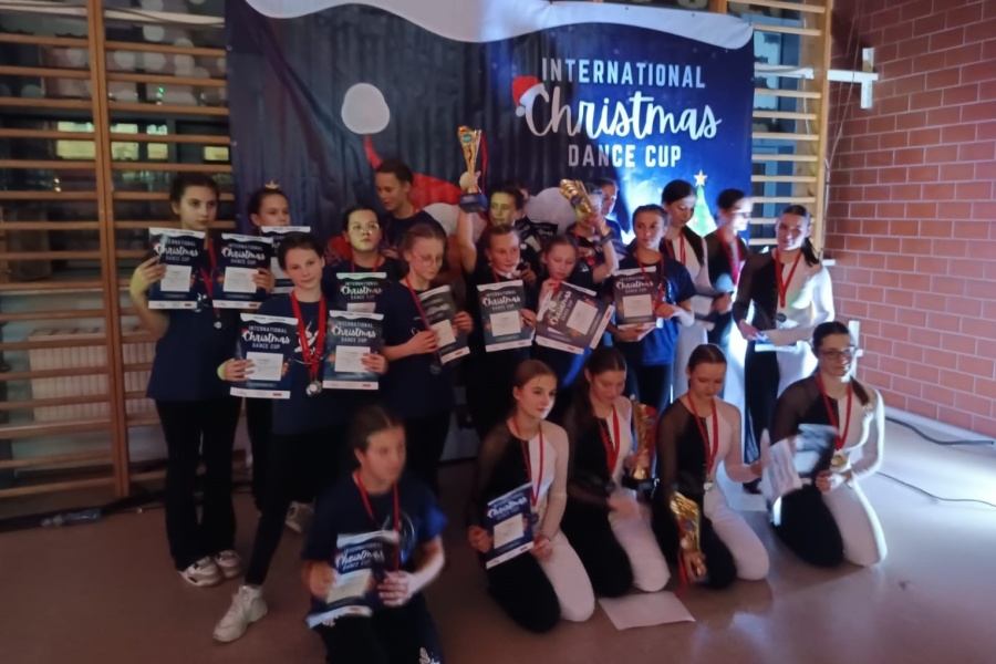 dziewczeta z efekt i efekt junior pozuja do zdjęcia