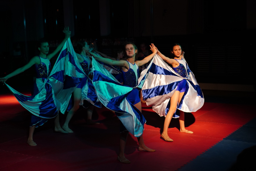 dziewczęta tańczą