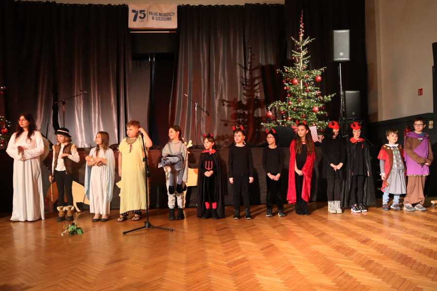 grupa młodych aktorów na scenie