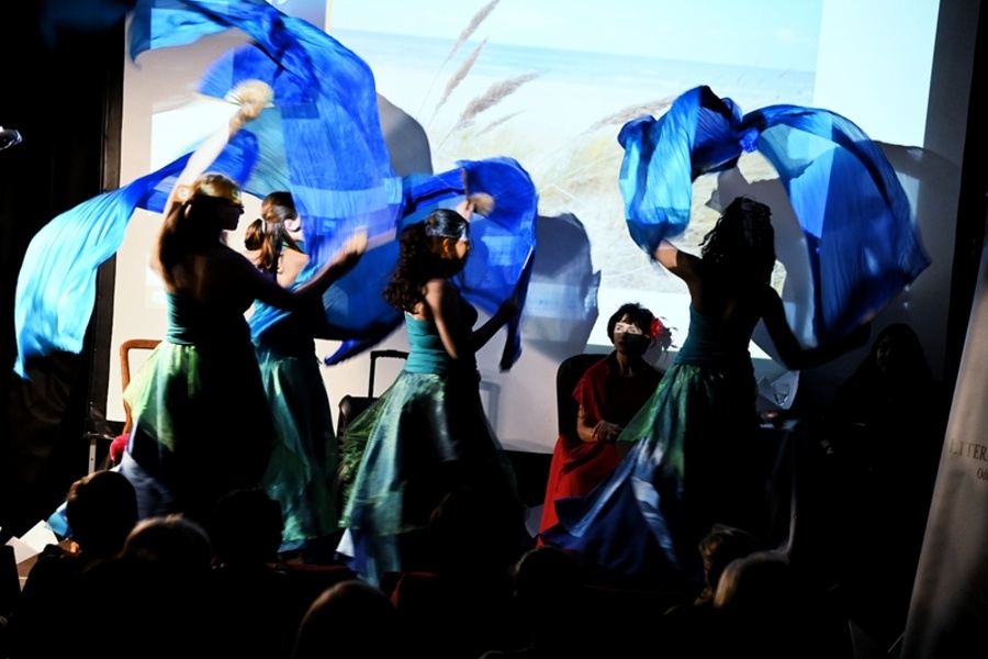 tancerki z niebieskimi wachlarzowoalami