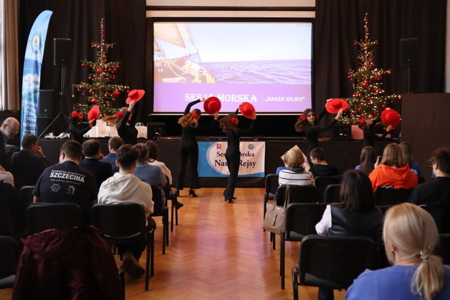 występ grupy dziewcząt