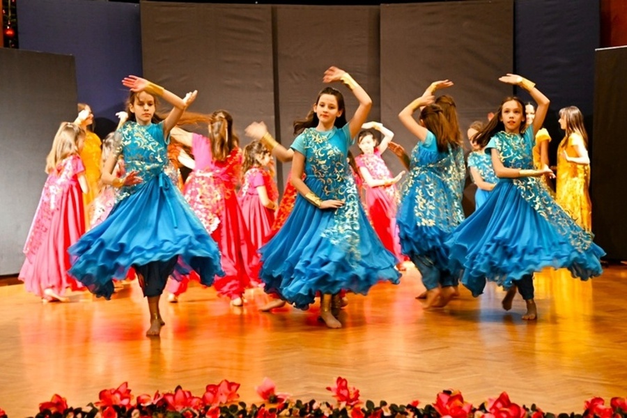 tańczące dziewczęta w indyjskich strojach