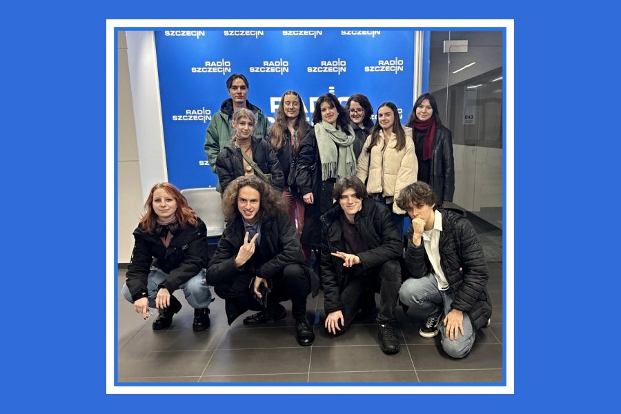 grupa młodziezy pozuje do zdjęcia