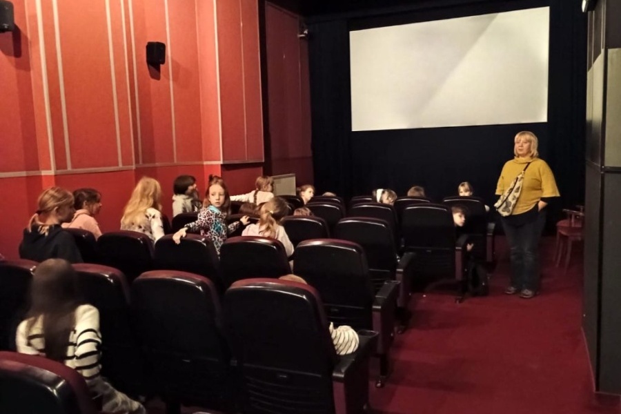 grupa dzieci w sali kinowej