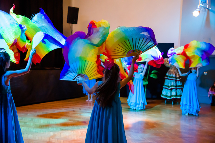 dziewczęta tańczące z wachlarzami