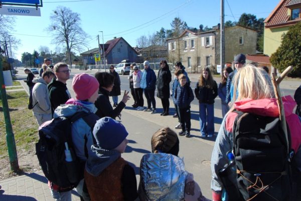 grupa turystów na szlaku