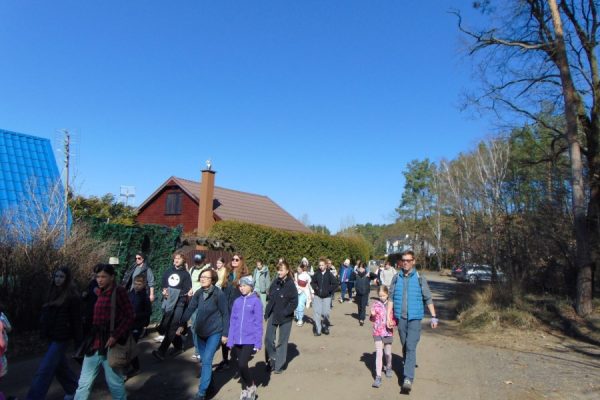 grupa turystów na szlaku