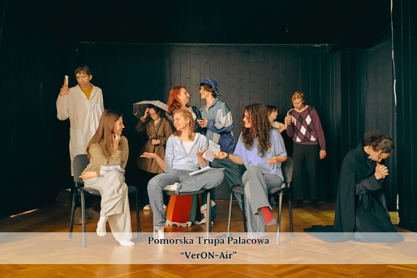 grupa młodych aktorów na scenie