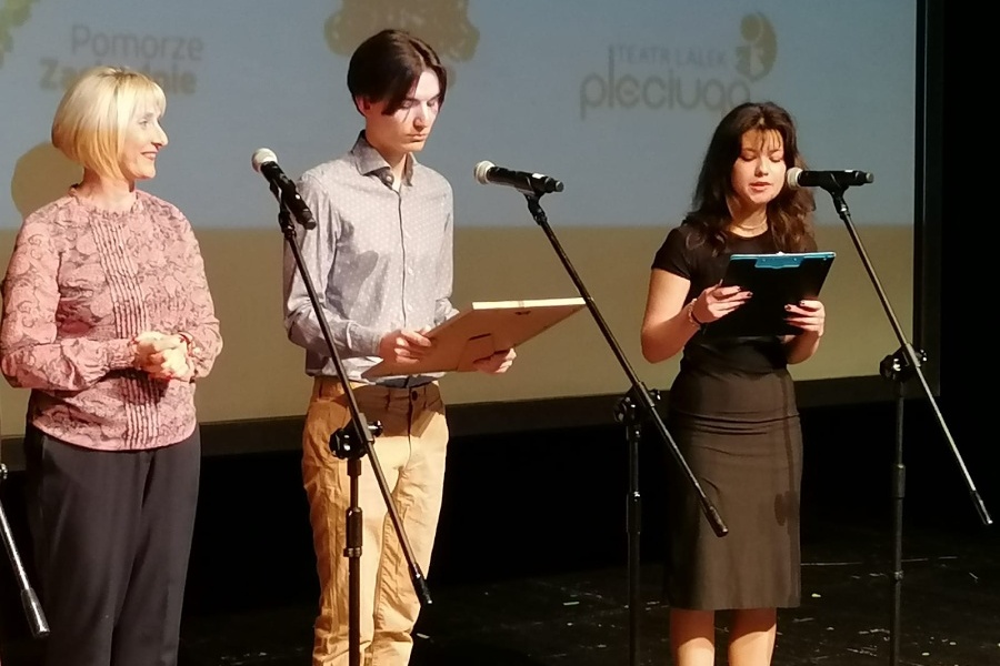 nauczycielka i uczestnicy pracowni na scenie teatru