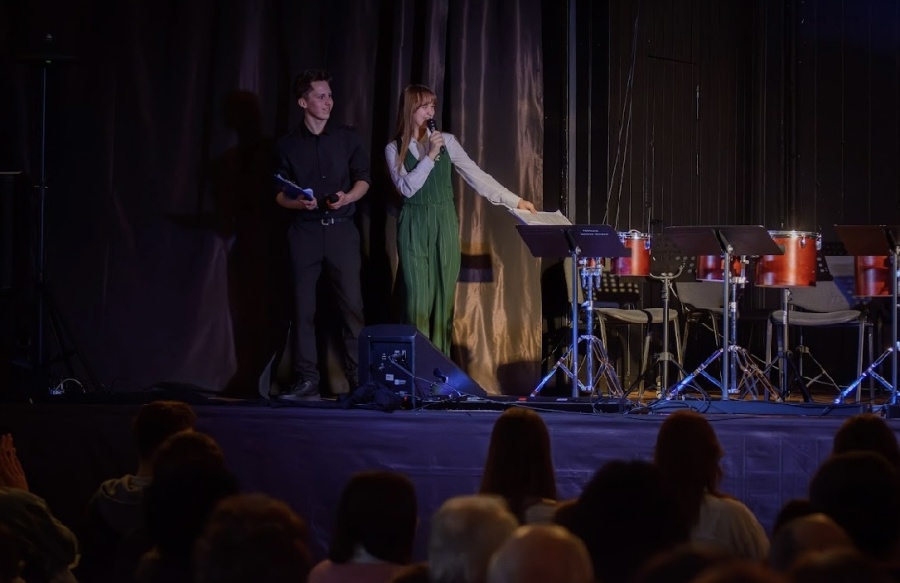 młodzi ludzie na scenie