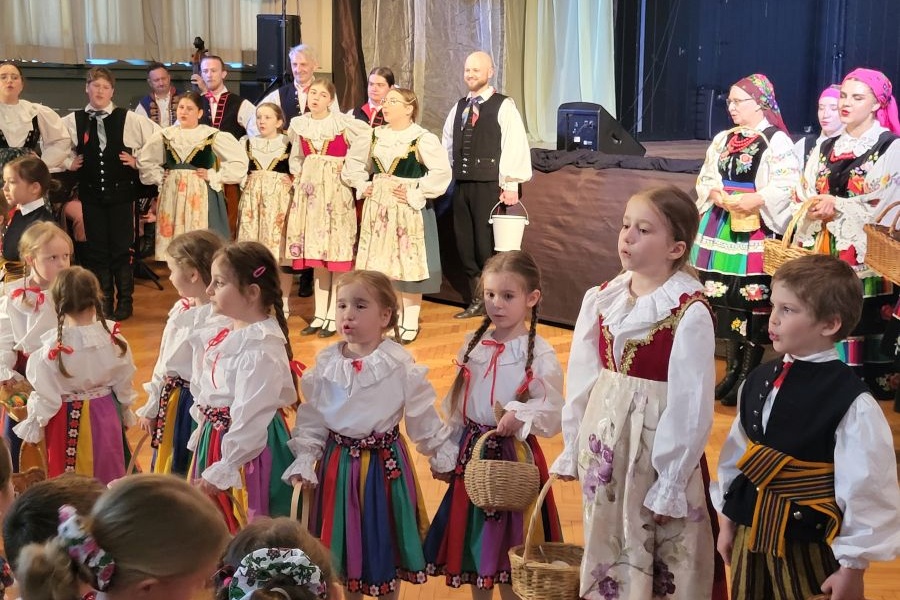 grupa tancerzy stoi przy scenie