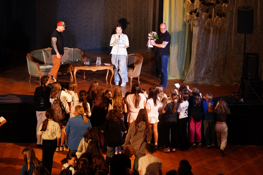 solistka na scenie przed sceną publiczność