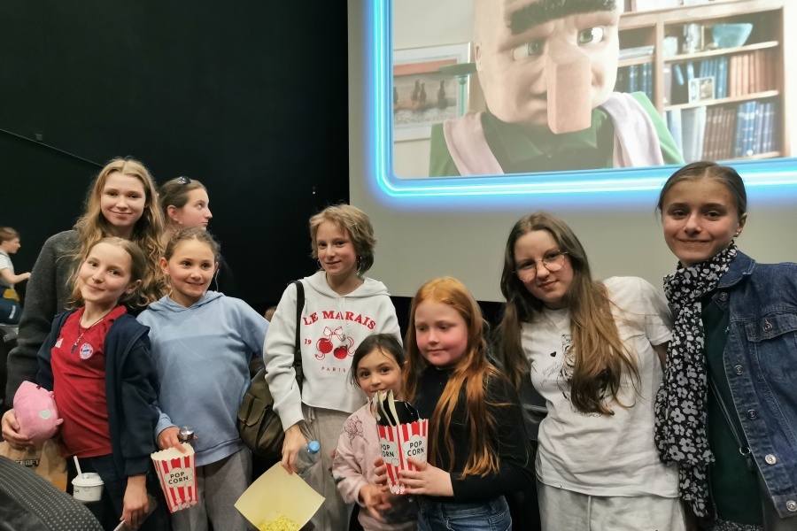 dziewczęta pozują do zdjęcia na tle ekranu