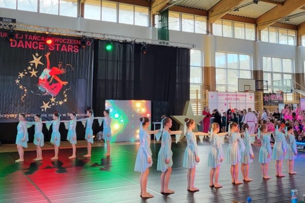 tancerki na scenie