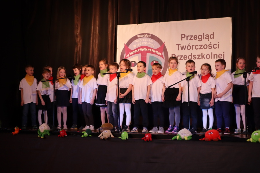 dzieci na scenie przy mikrofonach