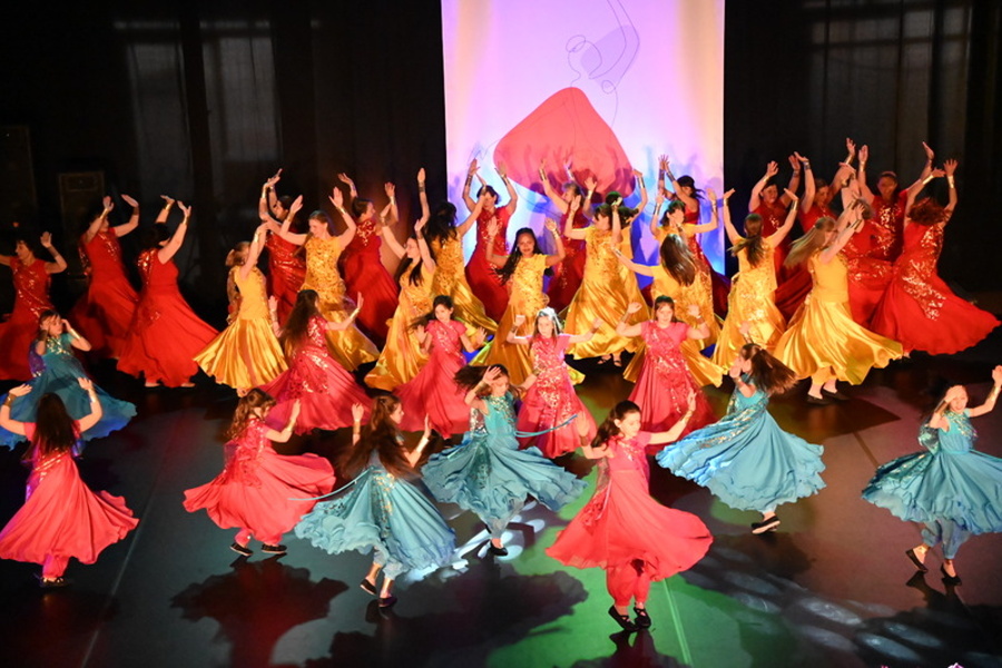 dziewczęta tańczące w strojach indyjskich