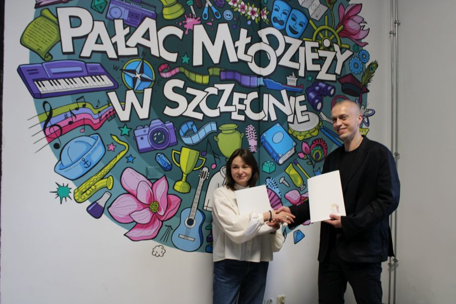 dyrektor i dziekan pozują na tle napisu palac mlodziezy