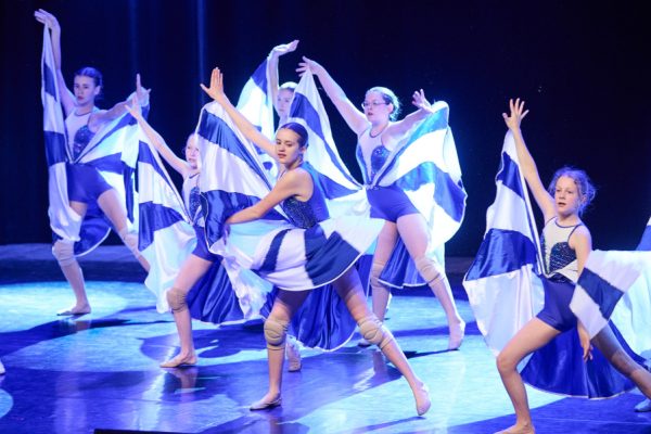 tańczące dziewczęta