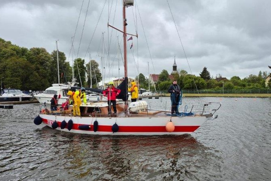 płynący żaglowiec