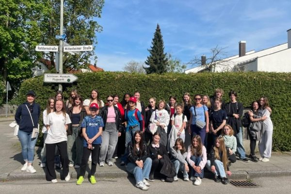 grupa młodzieży pozuje do zdjęcia