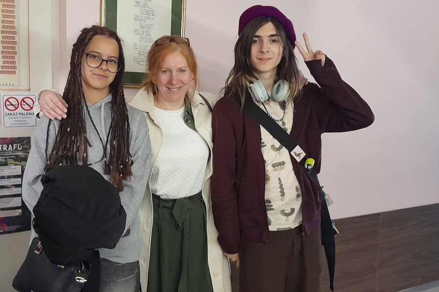 uczestniczki pozują do zdjęcia z nauczycielką