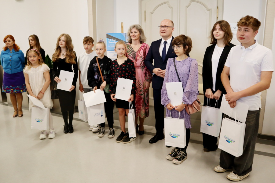 grupa dzieci z opiekunami pozuje do zdjęcia